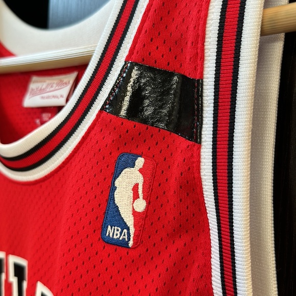 Mitchell & Ness Men's 1991 Chicago Bulls Michael Jordan #23 Authentic Jersey - Picture 3 of 5